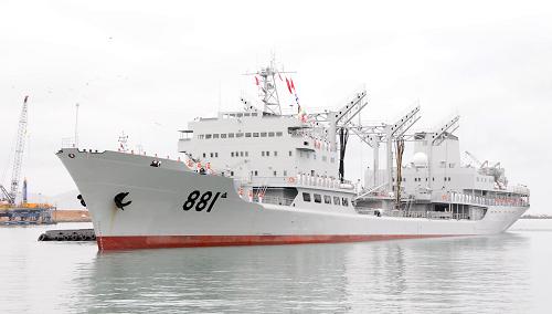 12月3日,中國海軍“洪澤湖”號(hào)遠(yuǎn)洋綜合補(bǔ)給艦抵達(dá)秘魯最大的港口卡亞俄。由海軍北海艦隊(duì)副司令員王福山少將率領(lǐng)的、由“石家莊”號(hào)導(dǎo)彈驅(qū)逐艦和“洪澤湖”號(hào)遠(yuǎn)洋綜合補(bǔ)給艦組成的中國海軍艦艇編隊(duì)當(dāng)天抵達(dá)秘魯卡亞俄港,開始對(duì)秘魯進(jìn)行為期4天的友好訪問。新華社記者 賈安平 攝