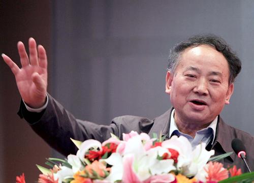 12月8日,中國(guó)工程院院士、國(guó)家信息化專家咨詢委員會(huì)委員沈昌祥在論壇上發(fā)言,呼吁全社會(huì)要高度重視網(wǎng)絡(luò)安全問(wèn)題。當(dāng)日,由國(guó)家保密科學(xué)技術(shù)研究所、中國(guó)信息安全認(rèn)證中心、中國(guó)計(jì)算機(jī)學(xué)會(huì)保密專業(yè)委員會(huì)等單位聯(lián)合舉辦的“第四屆內(nèi)網(wǎng)安全論壇”在北京舉行,就“推動(dòng)信息安全管理、強(qiáng)化內(nèi)網(wǎng)保護(hù)意識(shí)”的主題進(jìn)行多方探討。新華社記者 陳建力 攝