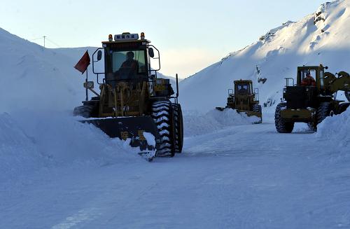 1月9日,清雪車在青河縣通往各鄉(xiāng)鎮(zhèn)的道路上清雪。新華社記者 沈橋 攝