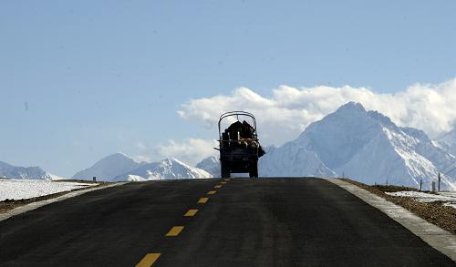 一輛汽車(chē)行駛在阿里地區(qū)普蘭縣境內(nèi)(2009年10月29日攝)。2009年,是西藏公路建設(shè)項(xiàng)目最多、投資力度最大的一年。全年落實(shí)公路建設(shè)投資60.62億元,比2008年增長(zhǎng)了34.65%。截至目前,西藏全區(qū)公路通車(chē)總里程達(dá)53634公里,67%的縣通油路,97.95%的鄉(xiāng)鎮(zhèn)和80.25%的建制村通公路。如今,西藏以拉薩為中心,以“三縱三橫”為主骨架,東連四川、云南,西接新疆,北連青海,南通印度、尼泊爾,區(qū)內(nèi)省道相接,地市相通,縣鄉(xiāng)連接的公路交通網(wǎng)基本建成,公路技術(shù)等級(jí)和行車(chē)條件不斷得到改善。新華社記者 普布扎西 攝