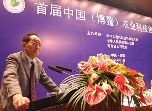1月15日,“雜交水稻之父”袁隆平院士在論壇開幕式上作主題報(bào)告。當(dāng)日,由科技部、農(nóng)業(yè)部、海南省人民政府聯(lián)合主辦的“首屆中國(博鰲)農(nóng)業(yè)科技創(chuàng)新論壇”在海南省瓊海市博鰲亞洲論壇國際會(huì)議中心召開。來自全國涉農(nóng)院校、科研院所、種業(yè)企業(yè)的專家學(xué)者和管理人員,以及科技部、農(nóng)業(yè)部等國家部委等共計(jì)500余人參加了論壇。新華社記者 趙葉蘋 攝