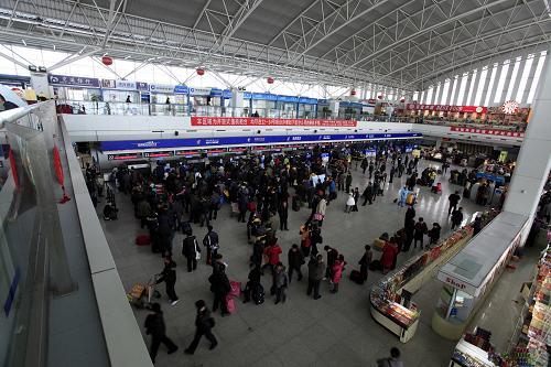 1月18日,滯留的旅客在烏魯木齊國(guó)際機(jī)場(chǎng)等待辦理登機(jī)手續(xù)。1月17日晚間以來(lái)的降雪天氣,致使烏魯木齊國(guó)際機(jī)場(chǎng)122個(gè)航班被迫延誤、備降或取消,4000余名旅客滯留,伊寧、阿勒泰、塔城機(jī)場(chǎng)關(guān)閉;部分公路受阻。新華社發(fā)(楊揚(yáng) 攝)