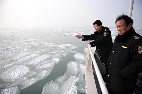 1月18日,煙臺(tái)海事局執(zhí)法人員對海上冰情進(jìn)行現(xiàn)場勘查。新華社發(fā)(初陽 攝)