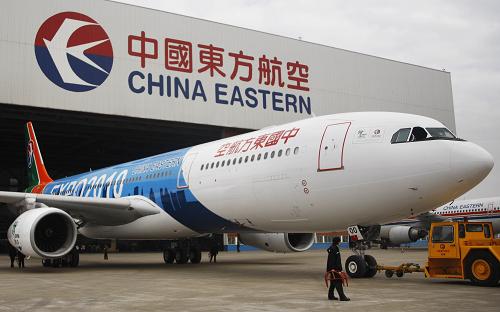 1月19日,彩繪“世博號”飛機被牽引車緩緩拖出機庫。新華社記者 裴鑫 攝