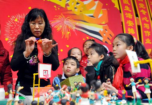 1月19日,北京京通小學(xué)的少先隊員在學(xué)習(xí)面塑制作。當(dāng)日,共青團北京市委、市少工委在北京朝陽區(qū)管莊東里社區(qū)啟動“過快樂寒假,做四好少年”主題教育實踐活動。據(jù)悉,共青團北京市委、市少工委決定寒假期間在全市少先隊員中廣泛開展“過快樂寒假,做四好少年”主題教育實踐活動,號召廣大少先隊員過一個“喜慶、祥和、文明”的春節(jié),過一個有意義的假期。新華社記者 羅曉光 攝