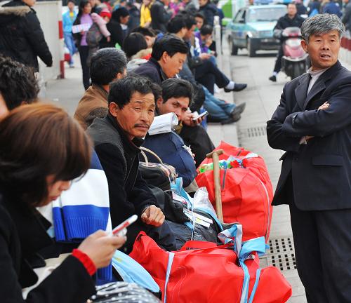 這是長(zhǎng)沙火車站售票廳外等候購票的旅客(1月19日攝)。當(dāng)日,長(zhǎng)沙火車站迎來春運(yùn)售票高峰,學(xué)生和民工成為購票主力軍。據(jù)悉,2010年全國鐵路春運(yùn)自1月30日起至3月10日止,為期40天。目前,長(zhǎng)沙火車站正采取增開售票窗口、延長(zhǎng)售票時(shí)間以及增加值班人員等措施應(yīng)對(duì)春運(yùn)前的一輪客流高峰。新華社記者 龍弘濤 攝