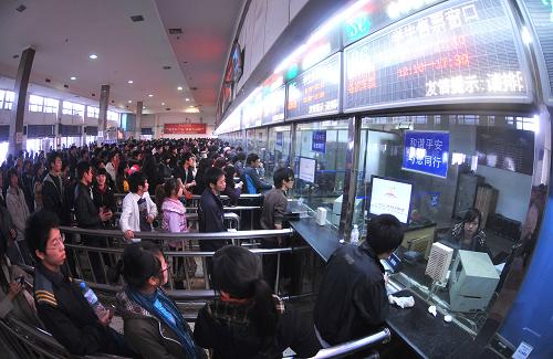 1月19日,旅客在長(zhǎng)沙火車站售票廳排隊(duì)購票。新華社記者 龍弘濤 攝