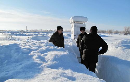 新疆阿勒泰氣象站的最大積雪深度達(dá)94厘米(1月17日攝)。1月19日,新疆維吾爾自治區(qū)黨委、人民政府緊急召集氣象、民政、交通、畜牧、農(nóng)業(yè)、石油運(yùn)輸?shù)榷嗖块T召開(kāi)抗災(zāi)減災(zāi)會(huì)議,動(dòng)員號(hào)召北疆各地及自治區(qū)各部門要團(tuán)結(jié)一心,全力以赴,協(xié)同作戰(zhàn),抗擊60年一遇的連續(xù)暴雪嚴(yán)寒天氣,將災(zāi)情減到最低程度,把黨和政府的溫暖送到正在經(jīng)受暴雪嚴(yán)寒考驗(yàn)的災(zāi)區(qū)。新華社發(fā)