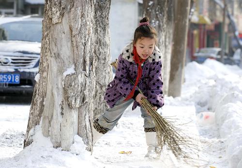 1月19日,烏魯木齊小朋友劉美彤在掃雪。新華社發(fā)