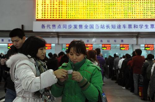 1月20日,在成都火車(chē)北站售票廳,旅客在查看自己購(gòu)買(mǎi)的火車(chē)票。當(dāng)日,成都車(chē)站及城區(qū)各代售點(diǎn)開(kāi)始發(fā)售1月30日春運(yùn)第一天的火車(chē)票,鐵路春運(yùn)進(jìn)入最后10天倒計(jì)時(shí)。新華社記者 江宏景 攝
