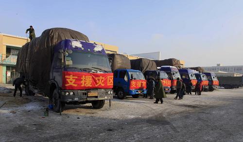 1月20日,工作人員在做發(fā)車前的安全檢查。今年1月份以來,新疆北部地區(qū)連續(xù)出現(xiàn)暴雪嚴(yán)寒天氣,阿勒泰、塔城等地區(qū)的市場蔬菜供應(yīng)和群眾日常生活受到極大影響。自1月15日至20日,自治區(qū)商務(wù)廳已將首批近400噸約40個品種的蔬菜調(diào)往受災(zāi)最嚴(yán)重的塔城和阿勒泰地區(qū),用于保障群眾基本生活。由于北部地區(qū)持續(xù)出現(xiàn)惡劣天氣,自治區(qū)商務(wù)廳決定自1月20日起繼續(xù)向塔城、阿勒泰地區(qū)緊急調(diào)運(yùn)第二批抗災(zāi)保供蔬菜。新華社發(fā)(楊揚(yáng) 攝)