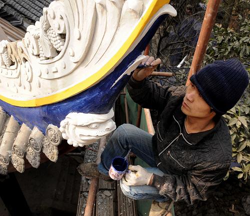 1月22日,工人在對二王廟古建筑涂繪顏色。汶川大地震使災(zāi)區(qū)許多文物受損,國家對這些受損文物投入巨資進(jìn)行維修。在著名的都江堰景區(qū),中央財(cái)政投入9500萬元,對伏龍觀和二王廟進(jìn)行維修。目前,投資1000萬元的伏龍觀維修工程已經(jīng)完成,將于一個(gè)星期后對游客開放;受施工場地條件限制,投入8500萬元的二王廟維修工程目前地質(zhì)災(zāi)害治理工程已完工,古建筑維修完成一半的工作量,預(yù)計(jì)今年10月1日將全部竣工,其他附屬旅游設(shè)施則將力爭在明年春節(jié)前完成。新華社記者 陳燮 攝