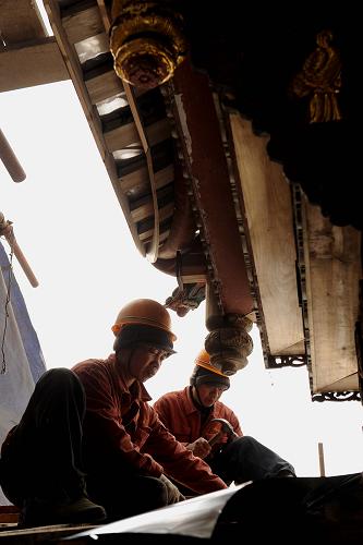 1月22日,工人在維修二王廟古建筑。新華社記者 陳燮 攝