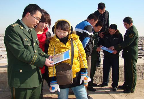 1月31日,山東濱州邊防支隊(duì)干警在濱州大河口濕地國(guó)家級(jí)自然保護(hù)區(qū)向游客宣傳濕地保護(hù)。當(dāng)日,駐守山東濱州大河口濕地國(guó)家級(jí)自然保護(hù)區(qū)的邊防官兵通過(guò)設(shè)立展板、發(fā)放資料、現(xiàn)場(chǎng)講解等形式,宣傳濕地保護(hù),提高公眾對(duì)濕地生態(tài)價(jià)值的認(rèn)識(shí),迎接即將到來(lái)的“世界濕地日”。從1997年開(kāi)始,每年的2月2日被定為“世界濕地日”,今年的主題為“濕地、生物多樣性與氣候變化”。新華社記者 朱崢 攝