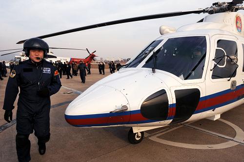 1月31日,S76C+中型救助直升機(前)在青島某機場做起飛前的準備。當日,交通運輸部北海救助飛行隊青島基地舉行揭牌儀式,交通運輸部兩架專業(yè)救助直升機正式入駐青島,采用兩機組輪換方式執(zhí)行救助值班待命任務。青島飛行救助基地的設立便于青島周邊發(fā)生險情后第一時間趕赴救助現場,進一步完善了我國北部海域專業(yè)救助力量的部署。新華社記者 李紫恒 攝