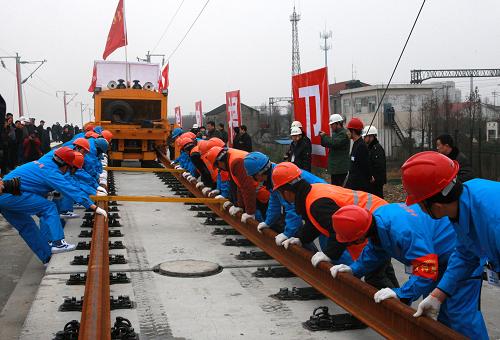 2月1日,工人在滬寧城際鐵路江蘇常州呂城段進行鋪軌作業(yè)。新華社發(fā)(陸應(yīng)果 攝)