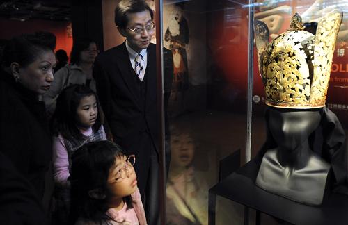 2月5日,觀眾在“黃金旺族——內(nèi)蒙古博物院大遼文物展”展廳參觀。當(dāng)日,由臺(tái)北故宮博物院、內(nèi)蒙古博物院等單位共同主辦的“黃金旺族——內(nèi)蒙古博物院大遼文物展”在臺(tái)北故宮博物院開幕,展示契丹民族橫跨春秋戰(zhàn)國(guó)至宋遼時(shí)期的千年草原文化,展品包含金器、瓷器、玻璃、服飾、馬具、兵器以及生活器皿等。新華社發(fā)(吳景騰 攝)