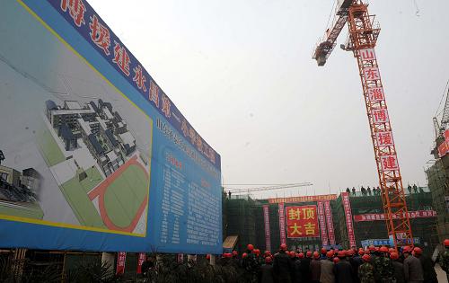 永昌第一小學(xué)主體工程封頂現(xiàn)場(chǎng)(2月6日攝)。2月6日,由山東省淄博市投資5000多萬(wàn)元援建的永昌鎮(zhèn)第一小學(xué)主體工程順利封頂,預(yù)計(jì)將于今年6月1日投入使用。永昌鎮(zhèn)第一小學(xué)總建筑面積1459.077平方米,建有教學(xué)樓、宿舍樓、學(xué)生食堂和體育場(chǎng),可容納2000余名學(xué)生。永昌鎮(zhèn)是北川縣新縣城所在地,該鎮(zhèn)于今年1月31日正式成立。新華社記者 范長(zhǎng)國(guó) 攝
