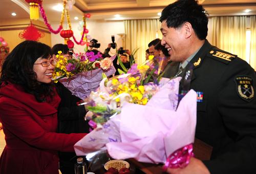 2月6日,內(nèi)蒙古軍區(qū)領(lǐng)導(dǎo)向維和官兵的家屬們送上鮮花。當(dāng)日,內(nèi)蒙古軍區(qū)對(duì)赴利比里亞維和某汽車(chē)團(tuán)官兵家屬進(jìn)行慰問(wèn),并邀請(qǐng)她們走進(jìn)軍營(yíng),和這里的官兵一起聯(lián)歡,祝她們度過(guò)一個(gè)歡樂(lè)、祥和的春節(jié)。2009年8月中旬,內(nèi)蒙古軍區(qū)某汽車(chē)團(tuán)240名官兵遠(yuǎn)赴西非利比里亞執(zhí)行國(guó)際維和任務(wù),這是該團(tuán)第四次赴利比里亞執(zhí)行維和任務(wù)。新華社記者 任軍川 攝