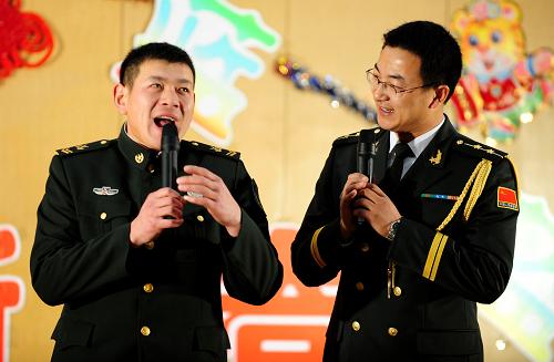 2月6日,官兵在聯(lián)歡會(huì)上為維和官兵家屬表演節(jié)目《藍(lán)盔外交家》。新華社記者 任軍川 攝