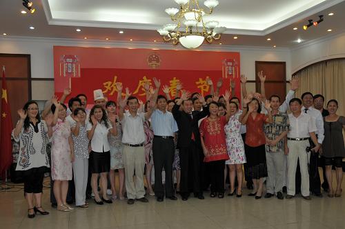 2月13日,中國駐坦桑尼亞大使館在達(dá)累斯薩拉姆舉行春節(jié)聯(lián)歡活動,與當(dāng)?shù)厝A僑華人等一起歡度春節(jié)。新華社記者 郭春菊 攝