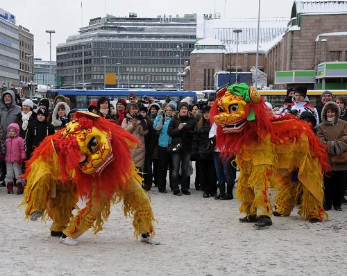 2月13日,在芬蘭首都赫爾辛基,人們觀看舞獅表演。當(dāng)日,赫爾辛基第四屆“中國(guó)春節(jié)廟會(huì)”拉開帷幕,中國(guó)特色的小吃、工藝品和傳統(tǒng)節(jié)慶表演吸引了許多民眾。新華社記者 趙長(zhǎng)春 攝