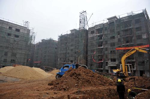3月17日,在廣西北流市甘村廉租房小區(qū),二期工程260套廉租房建設(shè)即將完工。廣西北流市2005年開始廉租房建設(shè),一期工程228套于2008年完工并交付使用;2009年開工建設(shè)的二期工程260套也即將完工,三期工程510套計(jì)劃今年5月完成。廣西壯族自治區(qū)建設(shè)廳最新消息顯示,截至今年1月,廣西累計(jì)已開工廉租住房項(xiàng)目面積147.92萬平方米,共30933套,其中已竣工面積達(dá)45萬平方米,共9407套。按照廣西2009—2011年廉租住房保障規(guī)劃實(shí)施,3年后廣西將新增廉租住房9.47萬套,發(fā)放廉租住房租賃補(bǔ)貼9.3萬戶。新華社記者 周華 攝