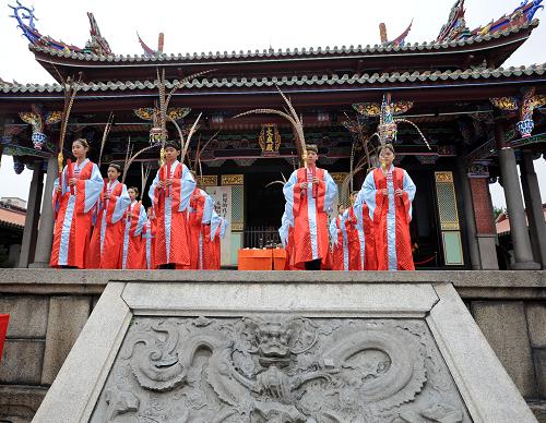 3月17日,來自臺北市博嘉小學(xué)的佾生表演儒風(fēng)佾舞。當日,臺北孔廟舉行記者會,為3月20日春祭做宣傳。此次春祭將結(jié)合傳統(tǒng)與創(chuàng)新,力爭在儀程、服裝改良、古音讀祝、祭孔樂舞等各方面體現(xiàn)出臺北市孔廟春祭特色。 新華社發(fā)(吳景騰 攝)