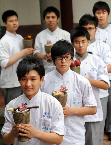 3月17日,臺北市開平餐飲學(xué)校師生展示孔廟春祭所用的祭器和饌品。新華社發(fā)(吳景騰 攝)