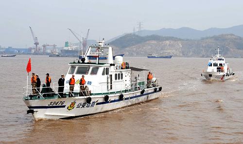 3月18日,浙江舟山公安、海事和邊防等部門的執(zhí)法船在海上巡查。當(dāng)日,由浙江省舟山市普陀區(qū)公安、邊防、海事、漁政等多家執(zhí)法部門組成的“‘千島衛(wèi)滬’2010上海世博會安保海上聯(lián)合執(zhí)法整治行動”在舟山沈家門海域正式啟動。此舉旨在打擊海上各類違法犯罪活動,強化進滬船只的檢查,凈化2010年上海世博會期間海上治安環(huán)境和通航環(huán)境。聯(lián)合整治行動將持續(xù)到11月底。新華社發(fā)(邢守秒 攝)