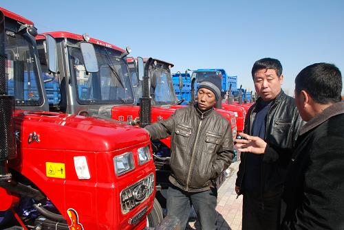 幾位農(nóng)民正在內(nèi)蒙古通遼瑞豐農(nóng)機(jī)市場(chǎng)挑選農(nóng)機(jī)(3月18日攝)。春耕在即,全國著名商品糧基地——內(nèi)蒙古通遼市科爾沁區(qū)農(nóng)機(jī)銷售開始升溫,受惠農(nóng)政策的鼓勵(lì),不少農(nóng)民前往各農(nóng)機(jī)市場(chǎng)購買農(nóng)機(jī)。2009年,通遼市科爾沁區(qū)營運(yùn)農(nóng)機(jī)總價(jià)值達(dá)7.51億元,農(nóng)機(jī)經(jīng)營收入達(dá)3.1億元,農(nóng)機(jī)化綜合水平達(dá)77%,年機(jī)收玉米40萬畝,節(jié)約人工64萬個(gè)。新華社發(fā)(邵學(xué)東 攝)