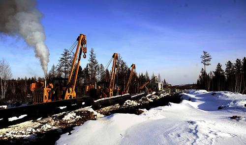 3月9日,工人在大興安嶺的冰天雪地中建設(shè)中俄原油管道。在中國最北端的黑龍江省漠河縣境內(nèi),有一群中國石油工人奮戰(zhàn)在零下30多度的嚴(yán)寒中,他們是中俄原油管道漠大線的建設(shè)者。中俄原油管道漠大線首站黑龍江省漠河縣、末站大慶,全長926公里。整條線路要穿越大興安嶺原始森林、丘陵、永凍土等生態(tài)環(huán)境脆弱的地區(qū)400多公里。在石油工人們的忘我努力下,中俄原油管道漠大線自2009年5月18日開工以來,目前全線已焊接管道788公里,焊接一次合格率98.8%。中俄原油管道北起俄羅斯斯科沃羅季諾市,南至中國大慶市,其中俄羅斯境內(nèi)長約70公里,中國境內(nèi)長約900多公里,設(shè)計(jì)年輸送原油能力1500萬噸。按照計(jì)劃,中俄原油管道將于今年建成并投入使用。 新華社發(fā)(趙建中 攝)