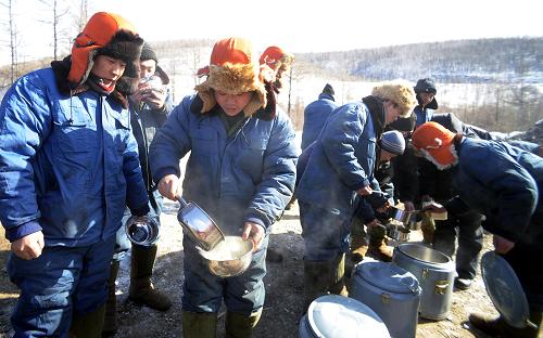 3月6日,建設(shè)中俄原油管道的石油工人在大興安嶺工地打飯菜吃午飯。由于天氣寒冷,飯菜幾分鐘就變得冰涼。新華社發(fā)(趙建中 攝)