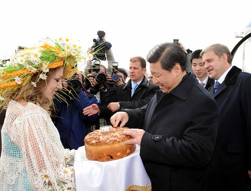 3月20日,中共中央政治局常委、國(guó)家副主席習(xí)近平抵達(dá)符拉迪沃斯托克,開始對(duì)俄羅斯聯(lián)邦進(jìn)行正式訪問(wèn)。這是俄羅斯女青年向習(xí)近平敬獻(xiàn)面包和鹽。 新華社記者 饒愛民 攝