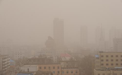 3月20日,鄭州市區(qū)風(fēng)沙彌漫。當(dāng)日,河南省鄭州市出現(xiàn)大風(fēng)降溫,并伴有揚沙和浮塵,河南省氣象臺發(fā)布大風(fēng)藍(lán)色預(yù)警,提醒市民注意防范。新華社記者 趙鵬 攝