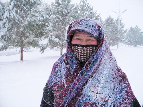 3月20日,一位路人在雪地中行進(jìn)。當(dāng)日,地處新疆阿爾泰山區(qū)的哈巴河縣遭遇罕見暴風(fēng)雪襲擊,縣城平均積雪達(dá)60公分以上,個(gè)別地方積雪達(dá)一至兩米左右,最大風(fēng)力已達(dá)七至九級,縣城通往外界和各村的鄉(xiāng)村道路被封。當(dāng)?shù)卣皶r(shí)啟動(dòng)緊急預(yù)案,調(diào)動(dòng)100多臺(tái)清雪機(jī)械,全力以赴清掃街道積雪,打通被困道路,確保人畜安全。新華社發(fā)(劉是何 攝)