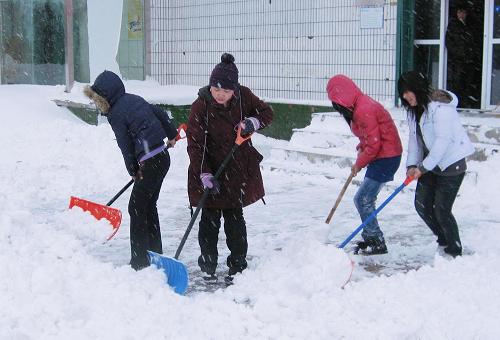 3月20日,一位路人在雪地中行進(jìn)。當(dāng)日,地處新疆阿爾泰山區(qū)的哈巴河縣遭遇罕見暴風(fēng)雪襲擊,縣城平均積雪達(dá)60公分以上,個(gè)別地方積雪達(dá)一至兩米左右,最大風(fēng)力已達(dá)七至九級,縣城通往外界和各村的鄉(xiāng)村道路被封。當(dāng)?shù)卣皶r(shí)啟動(dòng)緊急預(yù)案,調(diào)動(dòng)100多臺(tái)清雪機(jī)械,全力以赴清掃街道積雪,打通被困道路,確保人畜安全。新華社發(fā)(劉是何 攝)