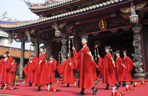 3月20日,人們?cè)谂_(tái)北孔廟春季祭孔典禮中表演佾舞。當(dāng)日,臺(tái)北孔廟舉行春季祭孔典禮,2000多名臺(tái)灣各地民眾和來自大陸及海外的賓客聚集一堂,共同敬奉中華民族的至圣先師孔子。據(jù)介紹,祭孔始于孔子去世后的第二年,最初每年僅秋季一次,至東漢實(shí)行春秋兩祭。臺(tái)北孔廟除了每年秋季祭孔外,從2008年起推行“春日祭孔 躍動(dòng)儒風(fēng)”的釋奠古禮。新華社發(fā)(吳景騰 攝)