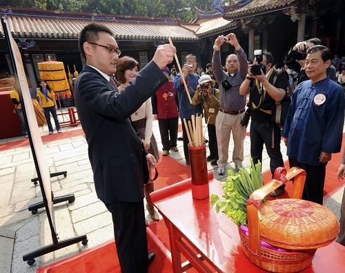 3月20日,孔子第79代孫孔垂長(左一)在臺(tái)北孔廟春季祭孔典禮上抽取“學(xué)運(yùn)簽”。新華社發(fā)(吳景騰 攝)