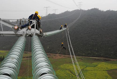 3月20日,幾名安徽送變電公司工人在輸電線路上施工。當(dāng)日,上海世博會(huì)保電一級(jí)線路——±500千伏三滬Ⅱ回超高壓輸電線路在安徽池州市梅街鎮(zhèn)實(shí)現(xiàn)全線貫通。±500千伏三滬Ⅱ回超高壓輸電線路工程是國(guó)家電網(wǎng)公司跨區(qū)電網(wǎng)重點(diǎn)工程,也是上海世博會(huì)保電一級(jí)線路。該工程11標(biāo)段由安徽送變電工程公司與重慶渝能電力公司共同施工建設(shè),經(jīng)過(guò)艱苦奮戰(zhàn),比計(jì)劃工期提前1個(gè)月完成施工任務(wù),為上海世博會(huì)期間電力供應(yīng)提供了可靠保障。新華社記者 李健 攝