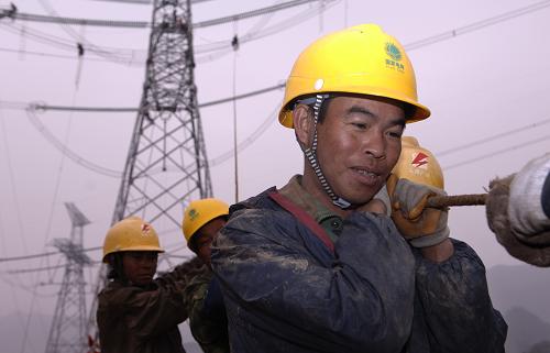 3月20日,安徽送變電公司工人在現(xiàn)場(chǎng)施工。新華社記者 李健 攝