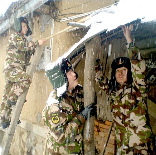 3月20日,吉林省邊防官兵正在幫助村民維修房屋。自3月19日以來,吉林省集安市出現(xiàn)暴雪天氣,導(dǎo)致道路交通受阻、部分蔬菜大棚被毀。駐守在集安市青石鎮(zhèn)的吉林公安邊防總隊青石邊境檢查站迅速派出由50多名官兵組成的應(yīng)急分隊趕往災(zāi)區(qū)。經(jīng)過連續(xù)10多個小時的救災(zāi),打開積雪道路關(guān)口6處,幫助村民清掃蔬菜大棚8個,挽回直接和間接經(jīng)濟損失8萬多元。新華社記者 齊海山 攝