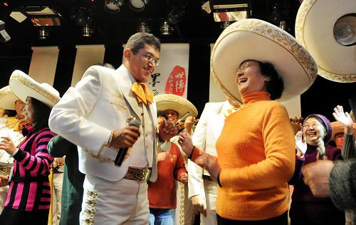 3月20日,來自墨西哥海軍部表演團(tuán)的藝術(shù)家在上海市石門二路社區(qū)文化活動(dòng)中心與社區(qū)居民聯(lián)歡。當(dāng)日,上海“世博文化社區(qū)行”活動(dòng)在石門二路社區(qū)文化活動(dòng)中心拉開帷幕,來自墨西哥海軍部表演團(tuán)的藝術(shù)家們與社區(qū)居民一起載歌載舞,共享世博帶來的歡樂。新華社發(fā)(張金橋 攝)