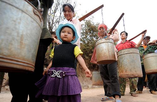 云南省紅河哈尼族彝族自治州彌勒縣五山鄉(xiāng)則居村的群眾在排隊領(lǐng)水,這些水是當?shù)卣M織送水車從10多公里外的水塘運來的(3月19日攝)。新華社記者 藺以光 攝