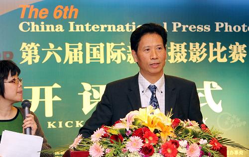 3月20日,中國新聞攝影學(xué)會(huì)執(zhí)行主席、華賽組委會(huì)副主席徐祖根(右)主持開評(píng)儀式。當(dāng)晚,第六屆國際新聞比賽(華賽)在上海松江區(qū)舉行開評(píng)儀式。本屆華賽所征集的新聞?wù)掌瑑?nèi)容涵蓋2009年世界各地發(fā)生的主要新聞事件。國外來稿的數(shù)量比2008年增加40%。來自世界五大洲新聞攝影界的13名專家擔(dān)任評(píng)委,其中外國評(píng)委8人。新華社記者 張明 攝