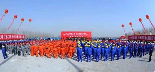 3月21日,工程建設(shè)者參加動(dòng)員大會(huì)。新華社記者 劉海峰 攝
