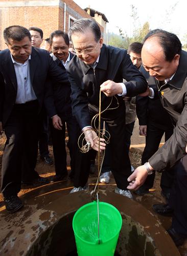 這是3月20日,溫家寶在師宗縣葵山鎮(zhèn)大麥地村農(nóng)民家的水窖里打水,了解村民飲水保障和衛(wèi)生情況。 新華社記者 姚大偉 攝