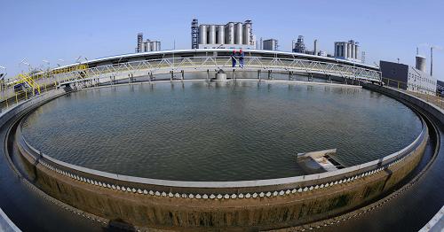 這是投入生產(chǎn)的海水淡化循環(huán)水處理裝置(3月21日攝)。2010年初,全面投產(chǎn)的天津100萬噸乙烯及其配套項目總投資達340億元,其中用于環(huán)保和清潔生產(chǎn)的投入就超過20億元。投產(chǎn)后,二氧化硫、煙塵等的排放量大大減少,其中二氧化硫的年排放量從項目開工建設前的2.1萬噸降到了目前的9400噸左右,降幅達54%,實現(xiàn)了企業(yè)與自然環(huán)境的協(xié)調(diào)統(tǒng)一發(fā)展。新華社記者 劉海峰 攝