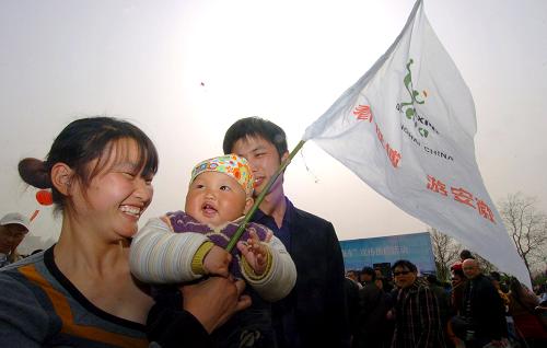 3月21日,在宣傳推廣活動(dòng)現(xiàn)場(chǎng),一名兒童手拿收到的世博旅旅紀(jì)念旗。當(dāng)日,由國(guó)家旅游局主辦的“2010走進(jìn)世博——旅游大篷車(chē)”大型宣傳推廣活動(dòng)在安徽合肥舉行。合肥站活動(dòng)是繼上海、江蘇巡展后的第三站。推廣活動(dòng)現(xiàn)場(chǎng)舉行了向市民發(fā)放世博宣傳品、普及世博知識(shí)等活動(dòng)。“世博旅游大篷車(chē)”3月18日從上海南京路出發(fā),在18天的巡游活動(dòng)中將途經(jīng)江蘇、安徽、河南、山東、河北、天津、北京等地,并將在沿途各省、市舉行面向公眾的世博宣傳以及面向旅游業(yè)內(nèi)的“世博旅游之夜”活動(dòng)。新華社記者 郭晨 攝