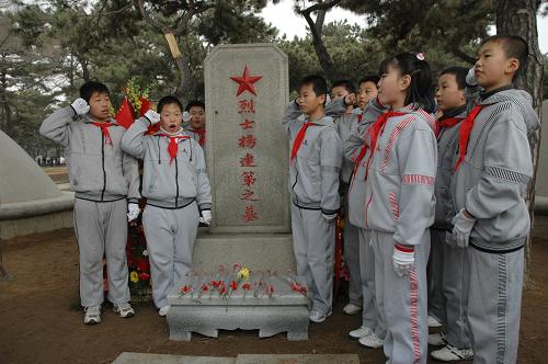 4月5日,小學(xué)生在烈士楊連第墓前重溫少先隊(duì)入隊(duì)誓言。當(dāng)日是清明節(jié),前來(lái)抗美援朝烈士陵園里祭掃的沈陽(yáng)市民絡(luò)繹不絕。沈陽(yáng)抗美援朝烈士陵園始建于1951年初,這里安葬著特級(jí)戰(zhàn)斗英雄黃繼光、楊根思、一級(jí)戰(zhàn)斗英雄邱少云、孫占元、楊連第等志愿軍烈士123位。新華社記者 王軍 攝
